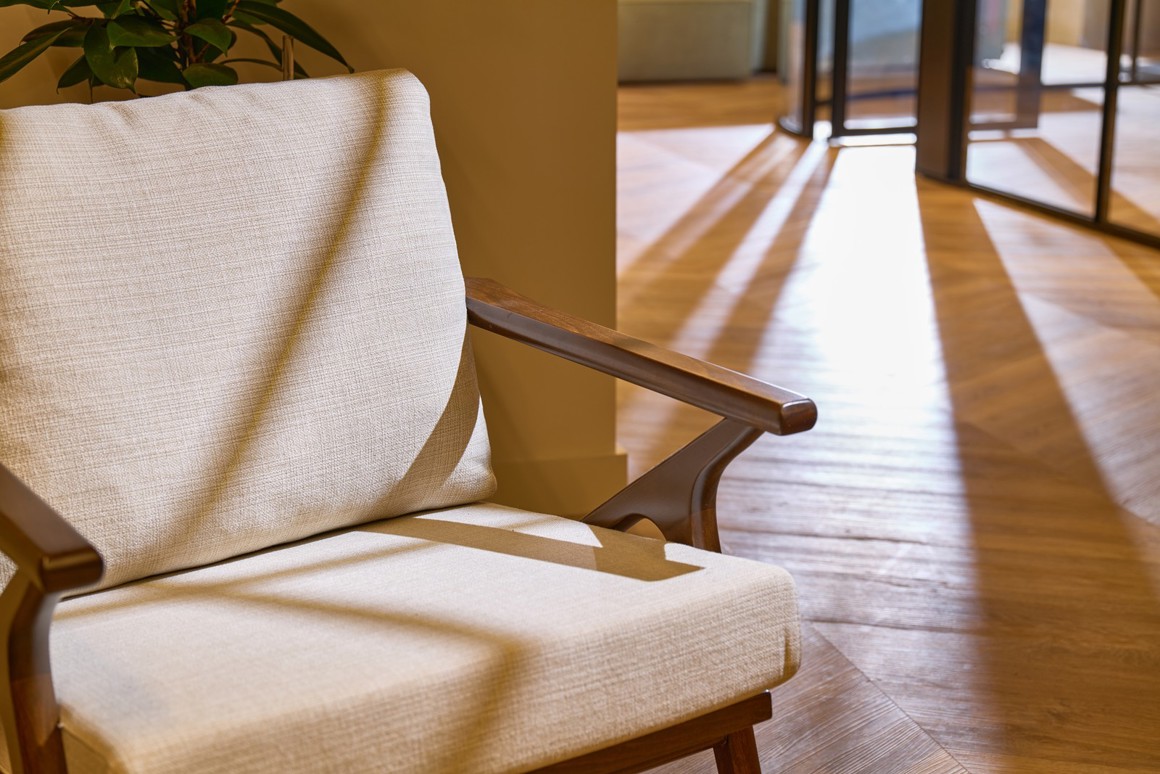 SIX detail chair