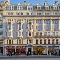 Perfectly located at the intersection of Mayfair and St. James’s, this prime spot offers world-class dining, luxury retail, and cultural landmarks like the Royal Academy of Arts.